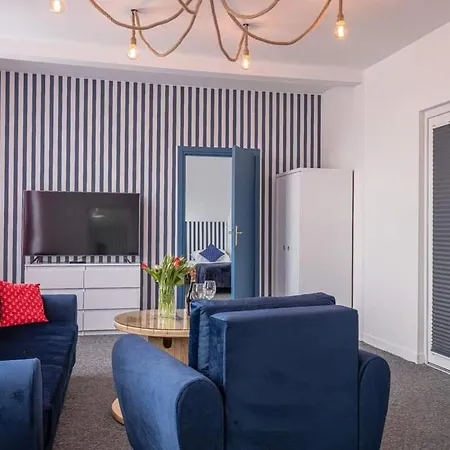 לינה וארוחת בוקר Marina וובה