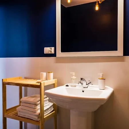 לינה וארוחת בוקר Marina וובה