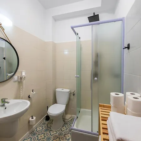 לינה וארוחת בוקר Marina 3*