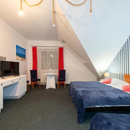 לינה וארוחת בוקר Marina וובה