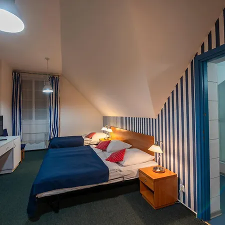 לינה וארוחת בוקר Marina וובה