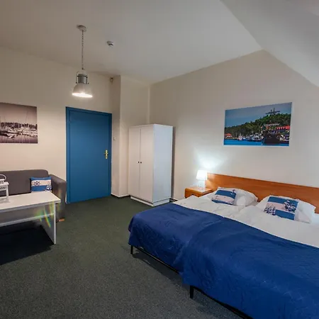 לינה וארוחת בוקר Marina וובה